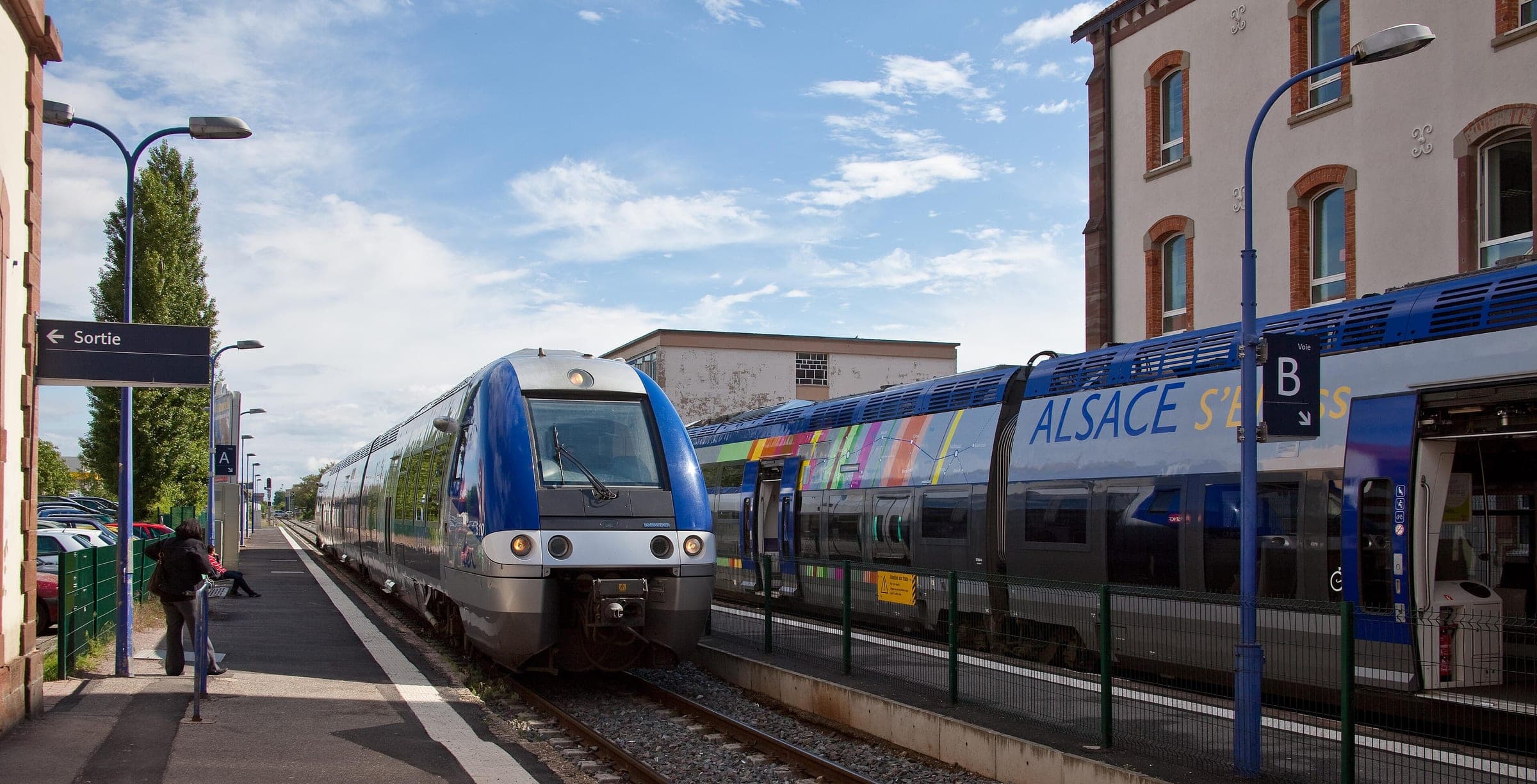 Two TER Alsace X 76500 trains stand at Obernai station on a sunny day.