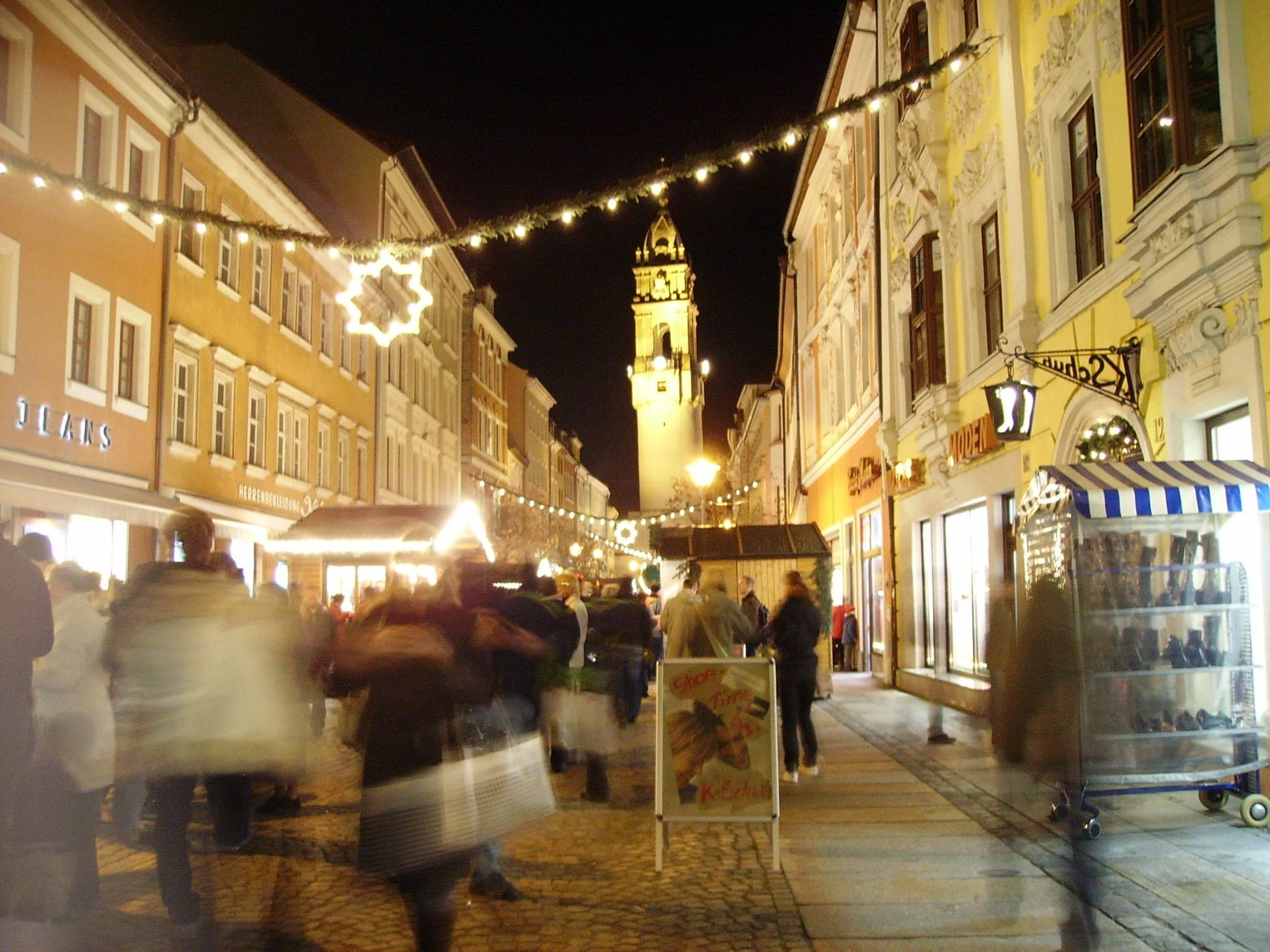 Light garlands and a star hang over the Reichenstraße toward the Reichenturm in Bautzen on an Advent evening.