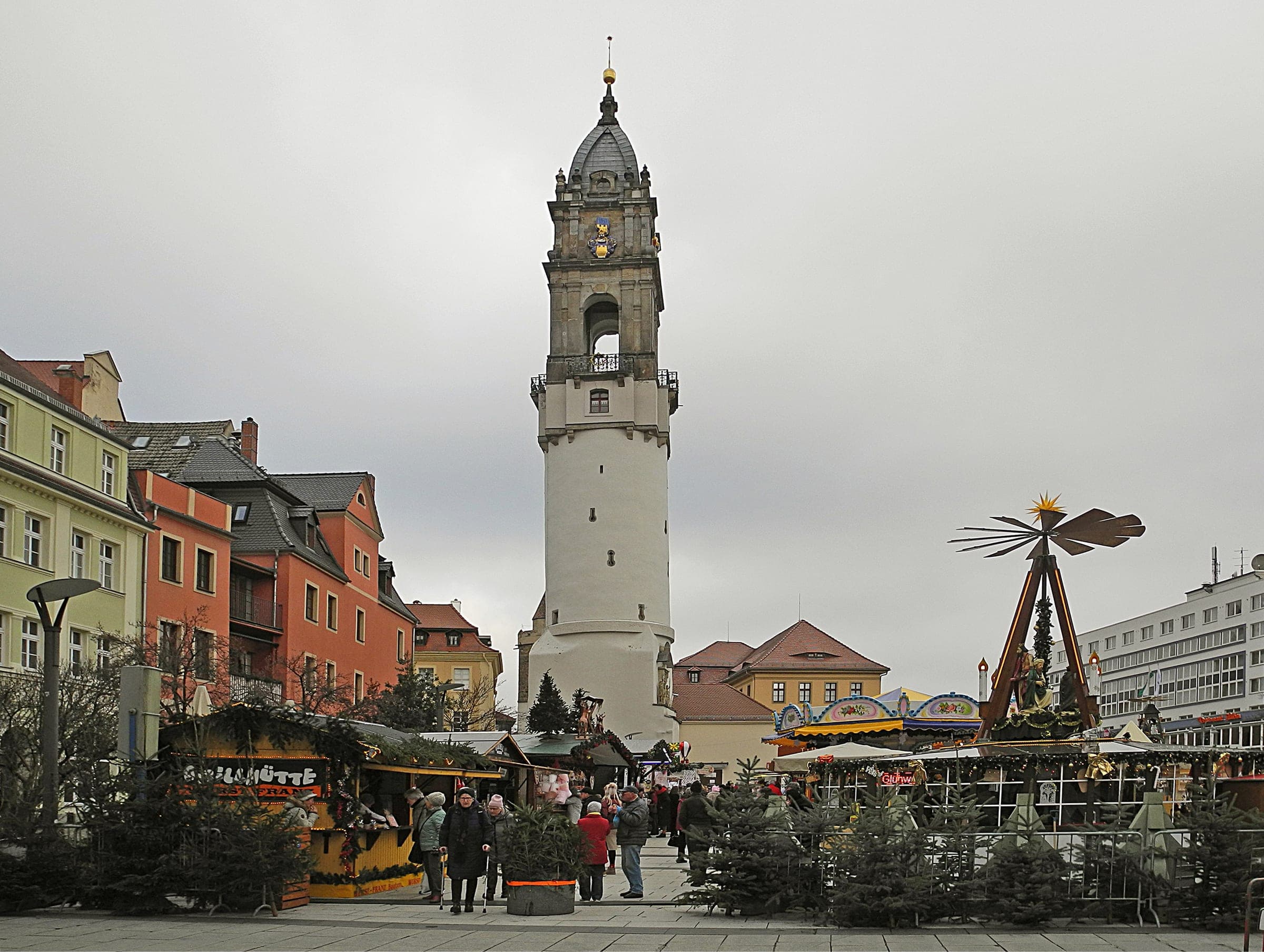 The leaning Reichenturm rises over the Kornmarkt stalls and pyramid of the Wenzelsmarkt in Bautzen.