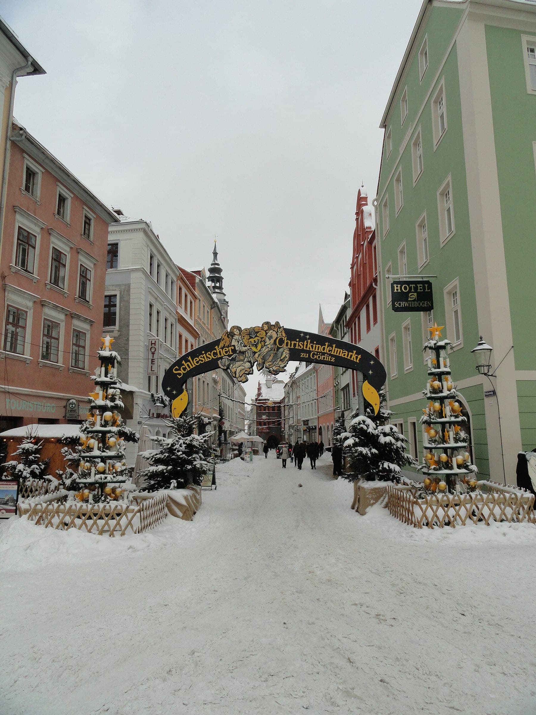 Wooden pyramids flank the market arch over the snowy Brüderstraße in Görlitz.