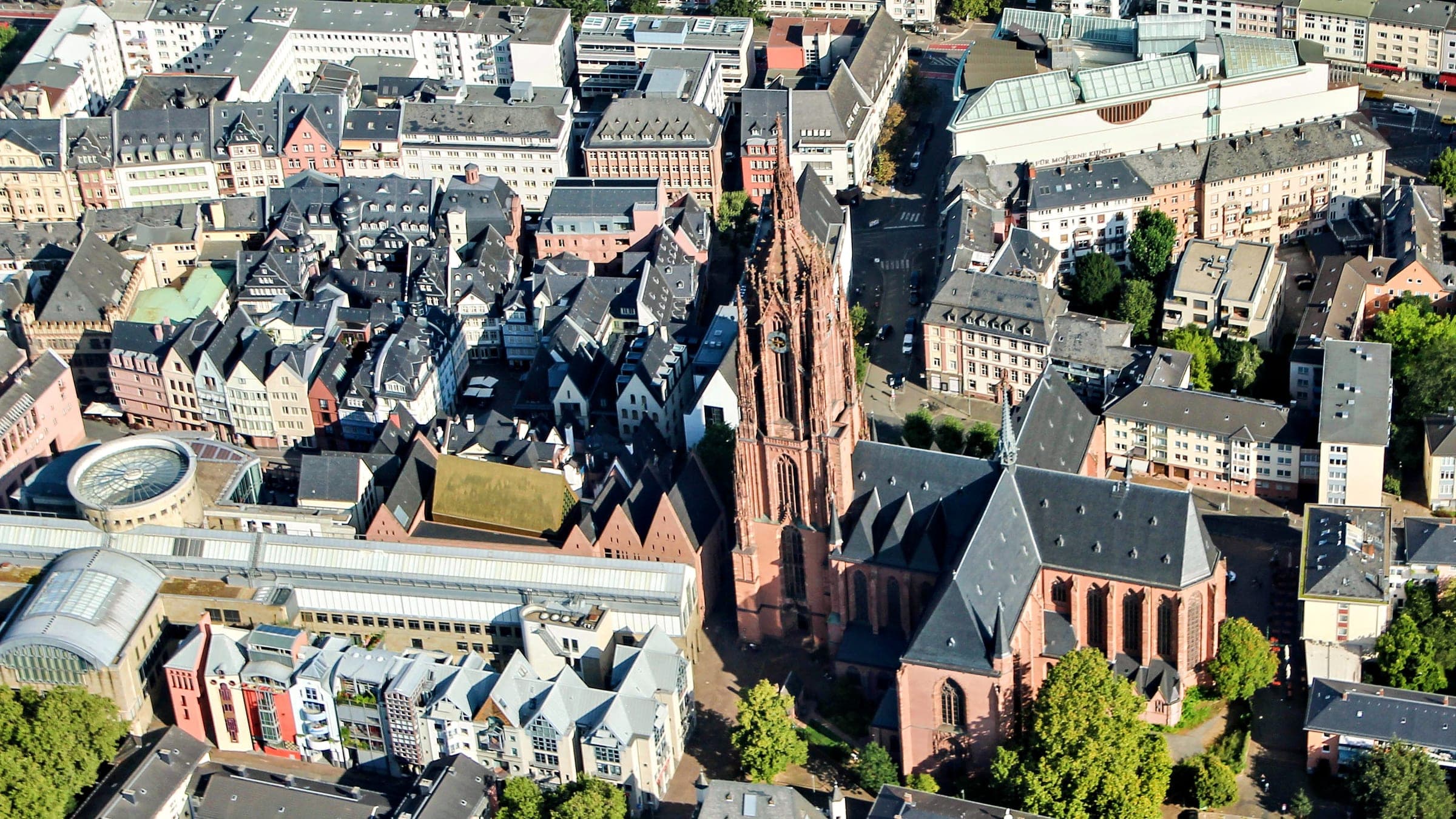 From above, Frankfurt Cathedral rises among the rebuilt gabled houses of the New Old Town.