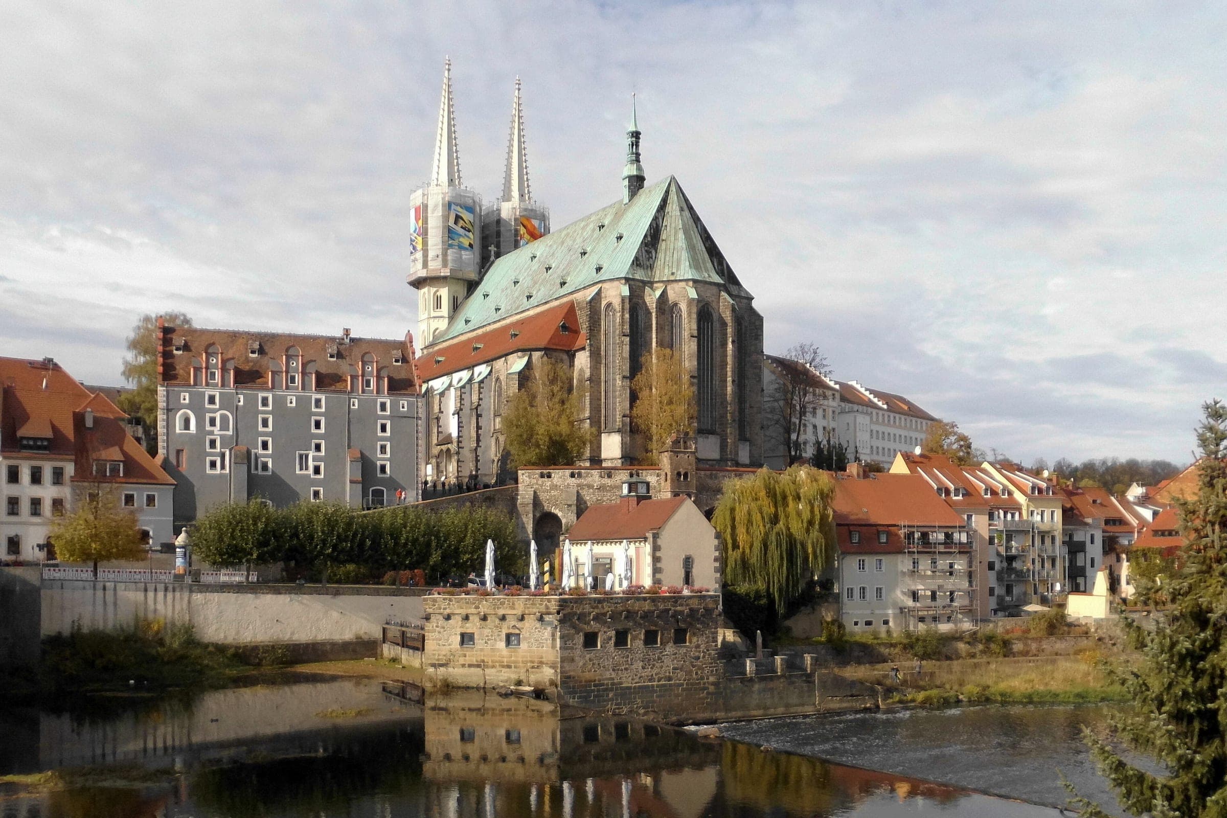 The Peterskirche and the old town of Görlitz rise above the weir on the Neisse.