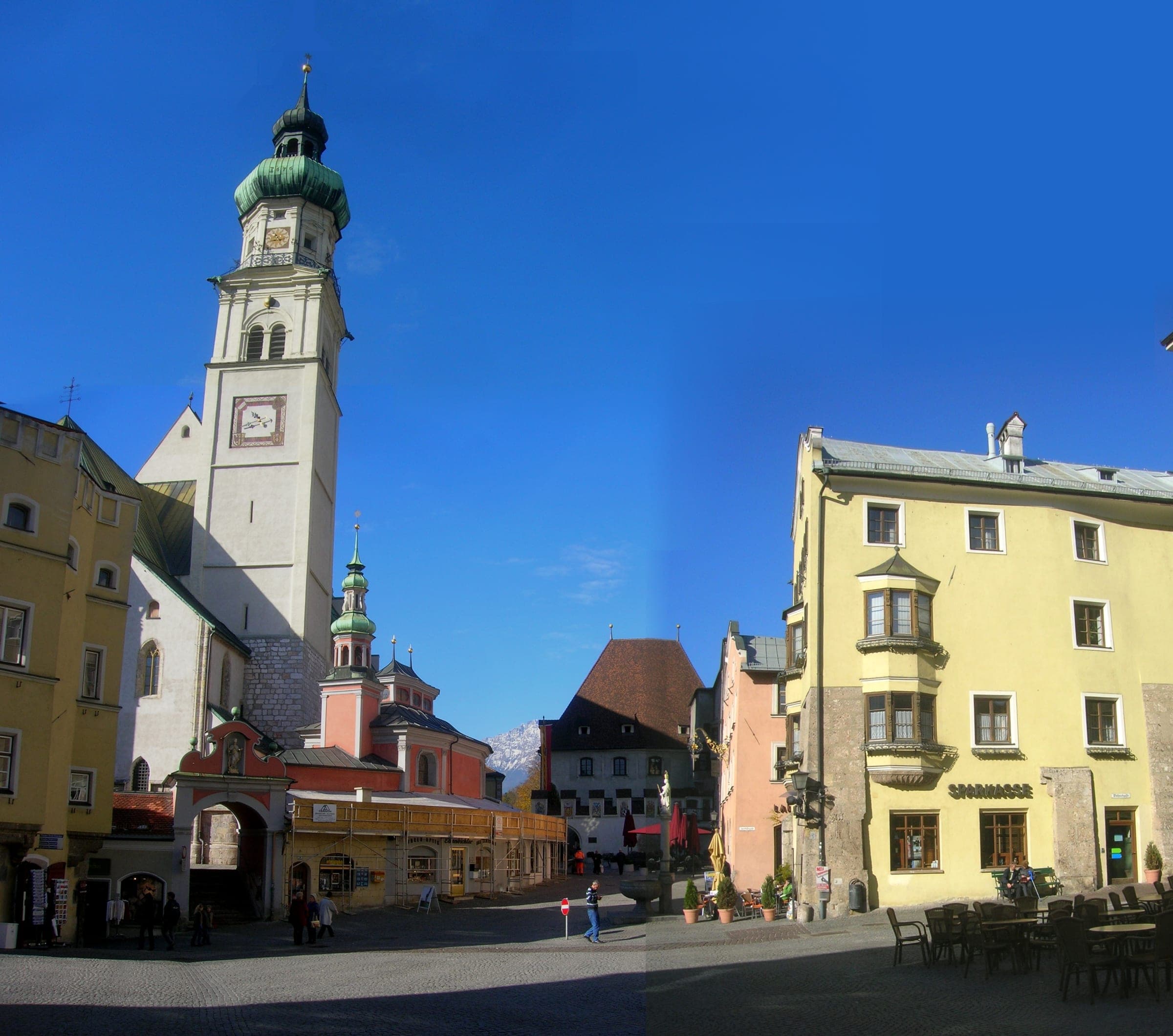 The parish church tower and the yellow houses of the Oberer Stadtplatz frame the old town of Hall in Tirol.