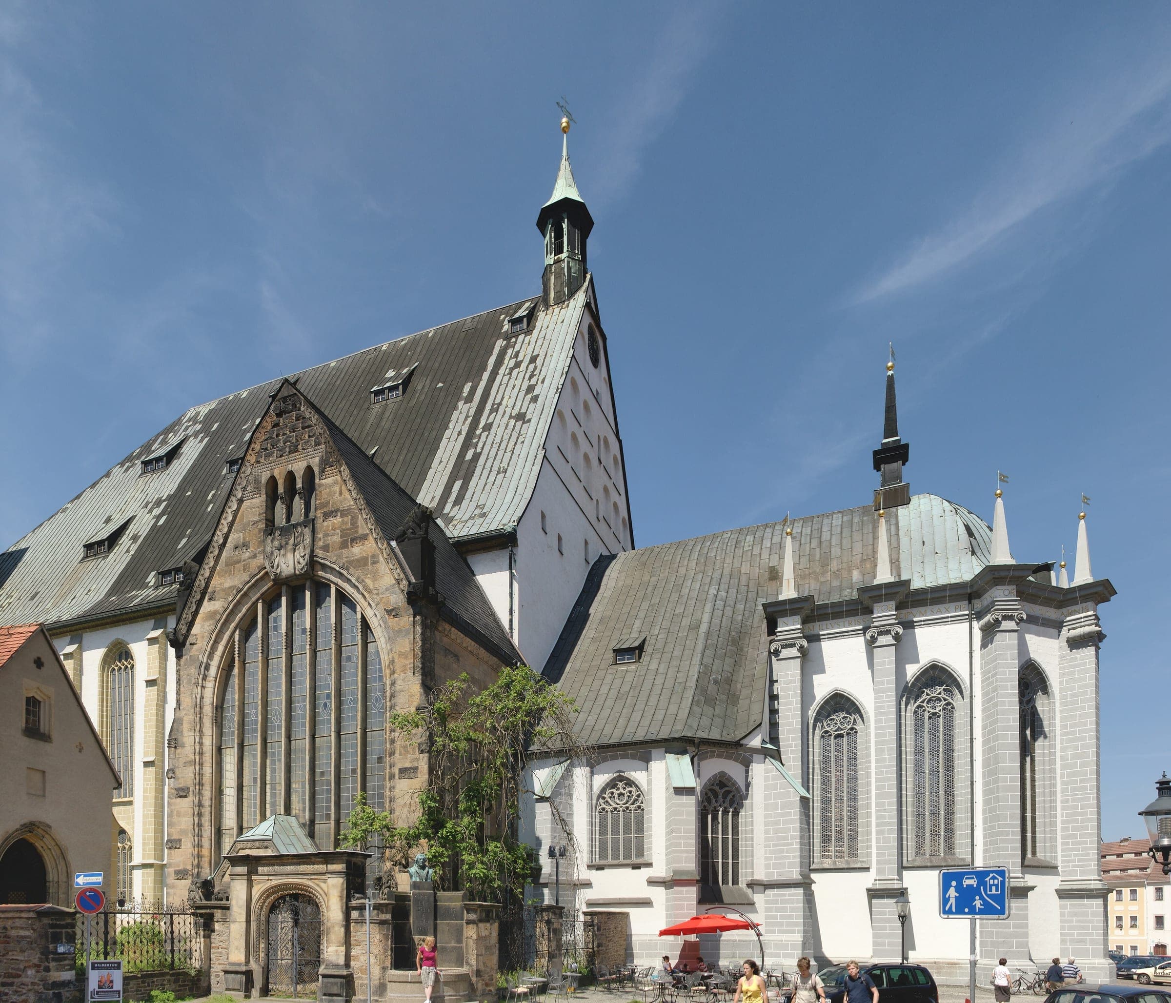 The Gothic hall church of Freiberg Cathedral rises with its steep roofs and spire over the Untermarkt.
